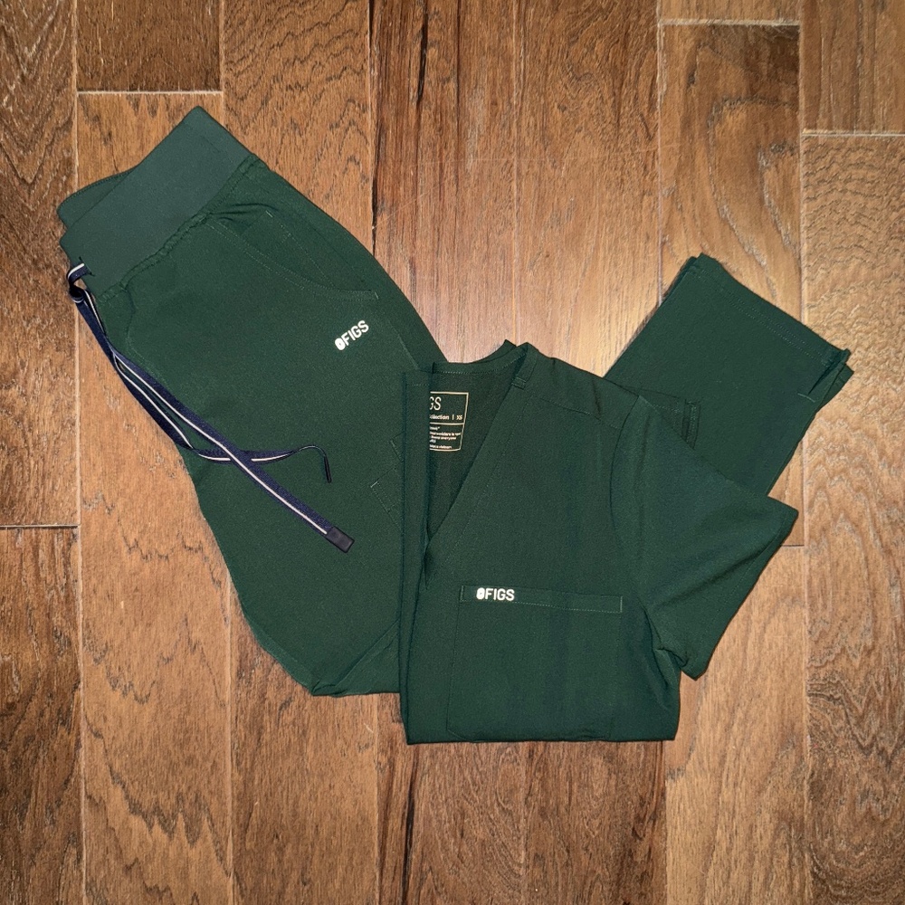 Figs british racing geeen Catarina xsmall top and yola small/petite bottoms